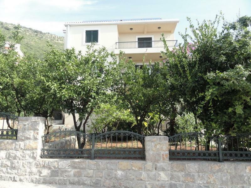 Apartments & Rooms M Petrovac Екстер'єр фото